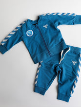Lade das Bild in den Galerie-Viewer, Baby TVB Trainingsanzug hummel blau
